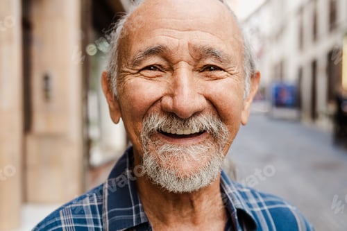 Preview: Portrait of happy senior man smiling in front of camera - Elderly people lifestyle concept