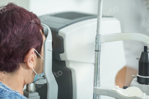 Preview: A woman checks her eyesight with a doctor using a slit lamp