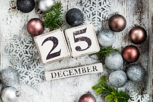 Visualização: Decorações de Natal e blocos de madeira com data de 25 de dezembro em