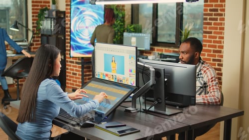 Preview: Professional picture retoucher using editing software with graphic tablet