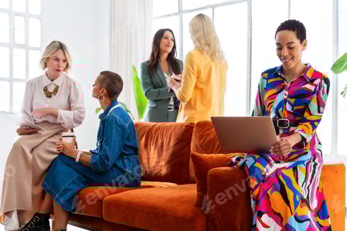 Preview: Group of businesswomen meeting in the office