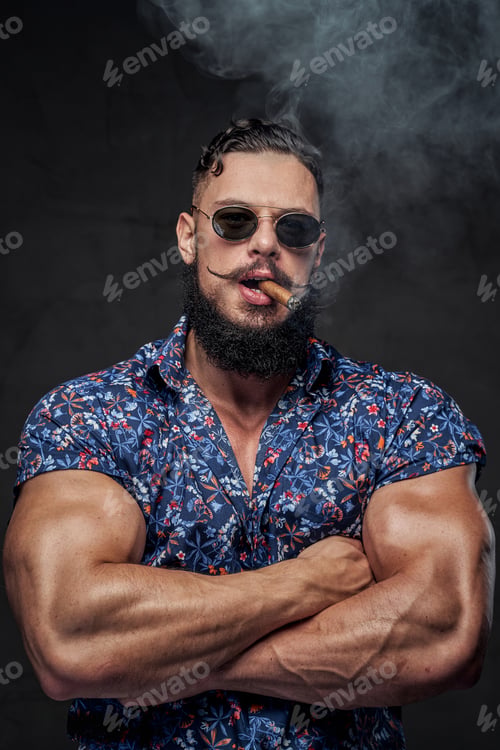 Preview: Self confident bodybuilder in glasses posing with cigar