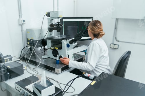 Preview: Laboratory technician working in modern lab