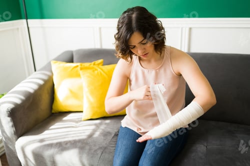 Preview: Injured woman using a bandage