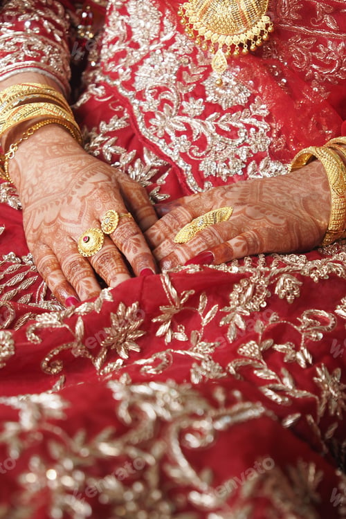 Preview: Bridal hands adorned in intricate henna and jewelry