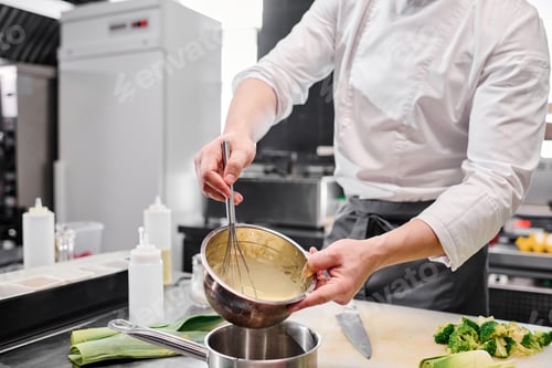 Preview: Chef wipping cream for cake