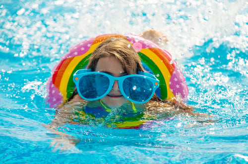 Preview: The child is swimming in the pool. Selective focus.