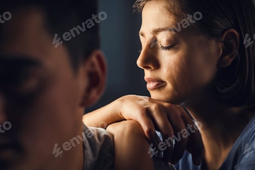 Vista previa: Young woman feeling sad and crying.