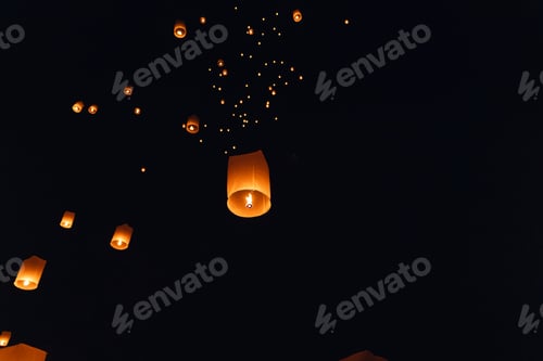 Preview: Floating lanterns at Yi Peng Festival in Chiang Mai