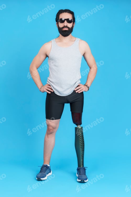 Preview: Man with sunglasses standing with a prosthetic leg