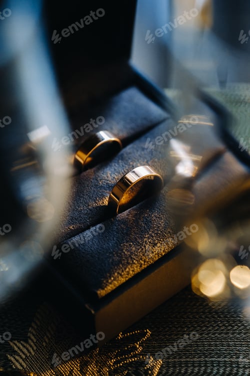 Preview: A pair of gold wedding rings.Two wedding rings