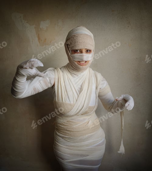 Preview: female mummy fletching teeth