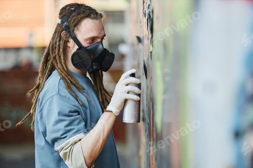 Visualização: Criando arte urbana de rua com tinta spray na parede