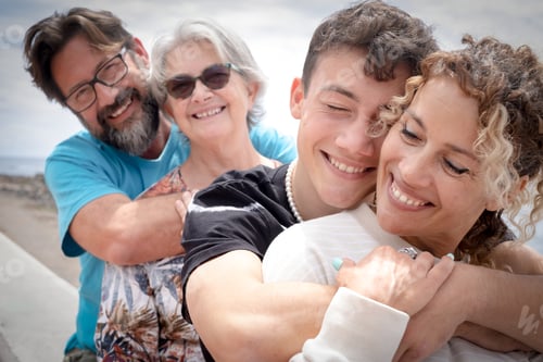 Visualização: Duas mães e dois filhos de diferentes idades, família de várias gerações. Conceito de amor e felicidade