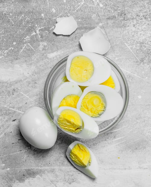 Preview: Boiled eggs in a glass bowl.