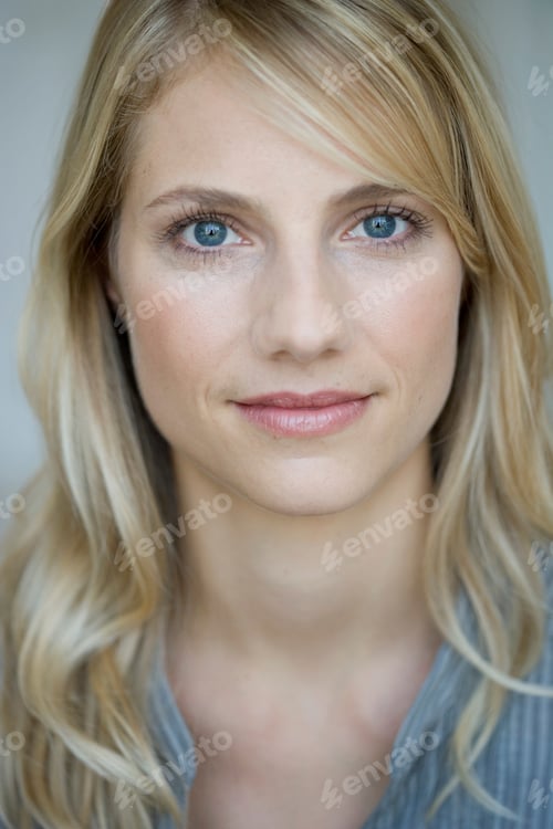 Preview: Woman looking at viewer