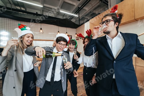 Visualização: Colegas felizes no escritório celebram evento especial