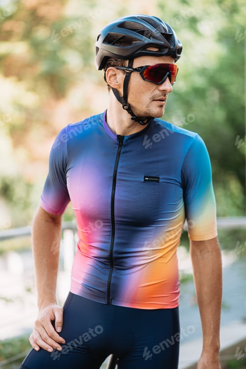 Preview: Sporty man in helmet sitting on black bike on city street
