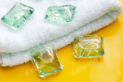 Visualização: Toalha com bola de gel, detergente para roupa, cápsulas de detergente