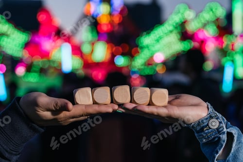 Visualização: Duas mãos segurando cubos em branco. Maquete