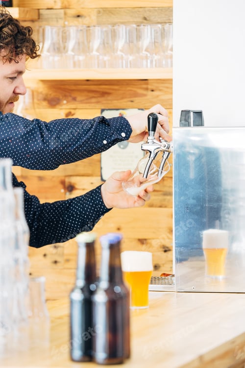 Preview: Bearded man filling up the glass