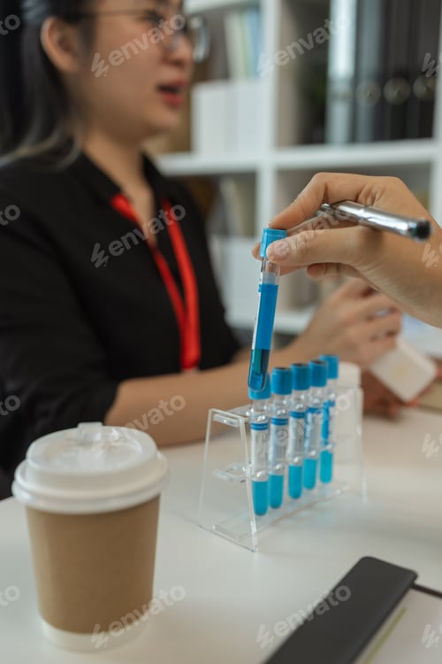 Preview: the three doctors are meeting to exchange new knowledge and information