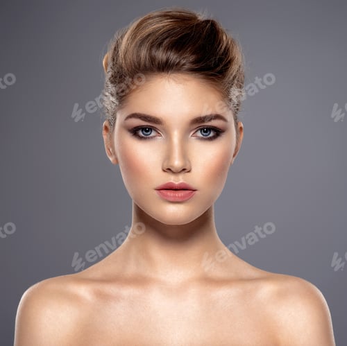 Vista previa: Beautiful face of young caucasian woman