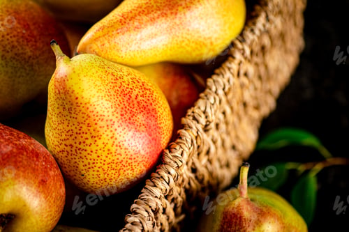 Preview: Fresh pears in a basket.