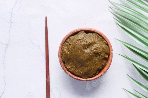 Preview: The wooden bowl with rehydrated henna on table