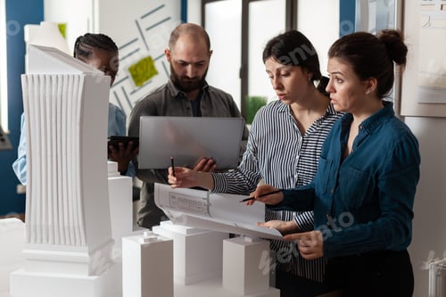 Vista previa: Reunión de trabajadores multiétnicos de arquitectura en la oficina