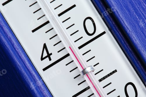 Preview: Weather thermometer showing high temperature, closeup view