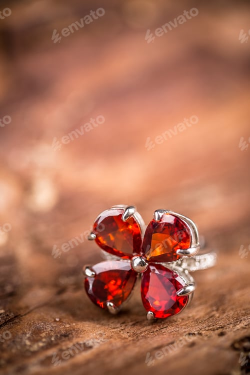 Preview: Ring with red gemstone