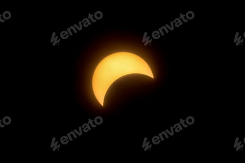 Preview: Solar eclipse featuring a diamond ring effect and baileys beads