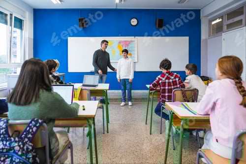 Visualização: Professor de geografia dando aula para alunos do ensino fundamental