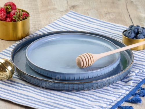 Preview: Empty blue ceramic plate on the table