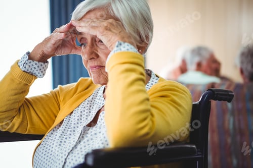 Aperçu: Senior woman in wheelchair look worried