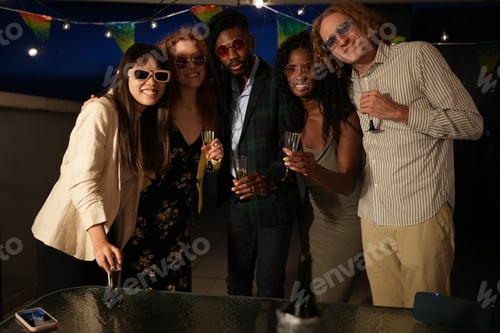 Visualização: Amigos multiétnicos comemorando com champanhe em festa na cobertura