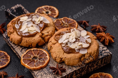 Preview: Delicious cookies topped with caramel and sliced almonds