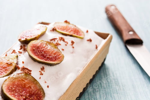 Preview: Delicious rectangular cake decorated with fresh figs and chocolate shavings