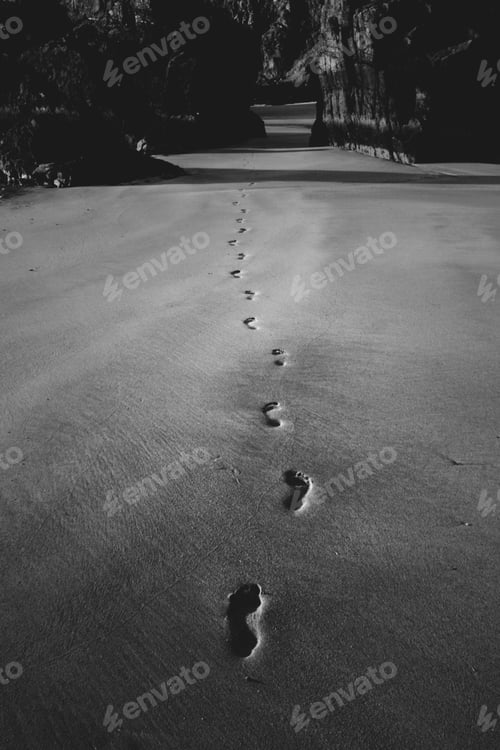 Preview: Footsteps in the sand