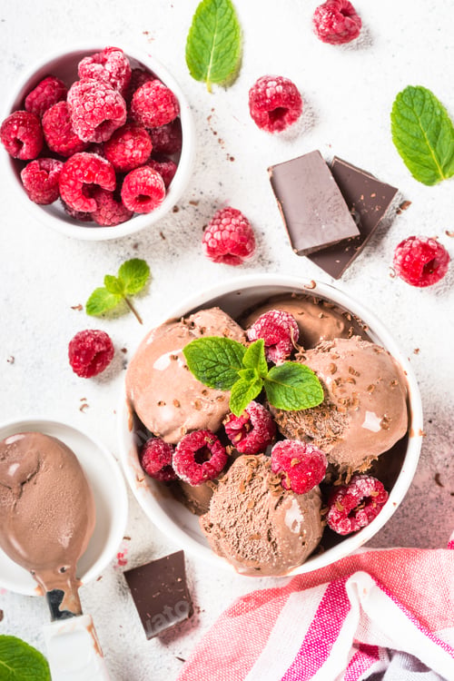 Preview: Chocolate ice cream with raspberries
