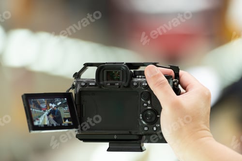 Preview: A reporter used a camera to take photos of the two businessmen