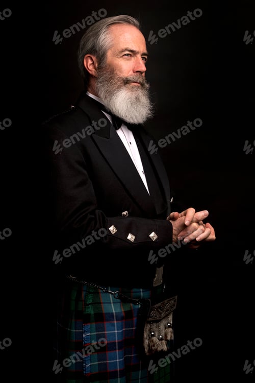 Preview: mature male model wearing kilt with grey hairstyle and beard