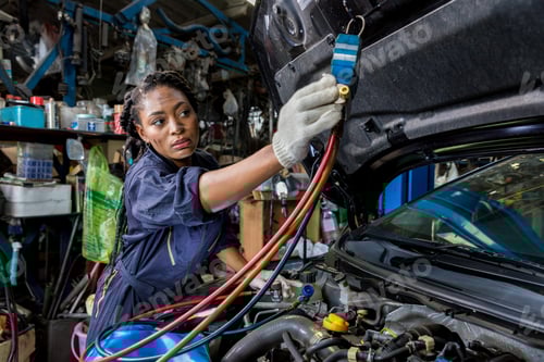 Preview: Auto mechanic monitor to check and fixed car air conditioner system in car garage.
