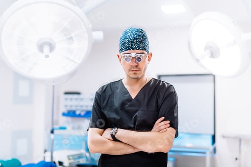 Preview: Hospital details - plastic surgeon with surgical lamps