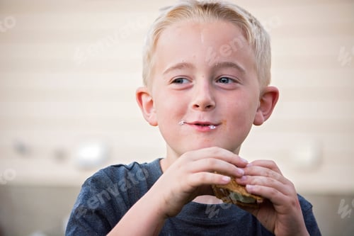 Visualização: Garotinho travesso curtindo um s'more feito na hora.