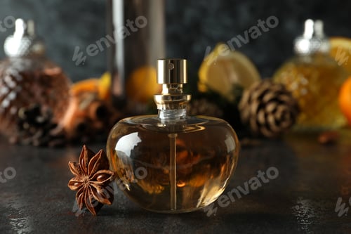 Visualização: Composição com frasco de perfume feminino, de perto