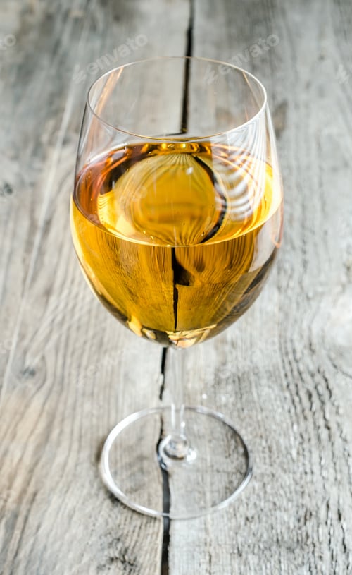 Preview: Wineglass with white wine
