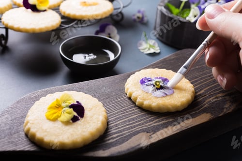 Preview: Homemade shortbread cookies with edible flowers