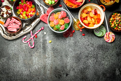 Preview: Multicolored candy, jelly and marshmallows in a bowl.